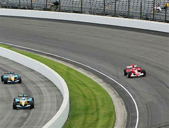 Ferrari ������ �� ������������ ����, � ��� ������ Renault (�����) ���� � �����. ���� Sutton Images